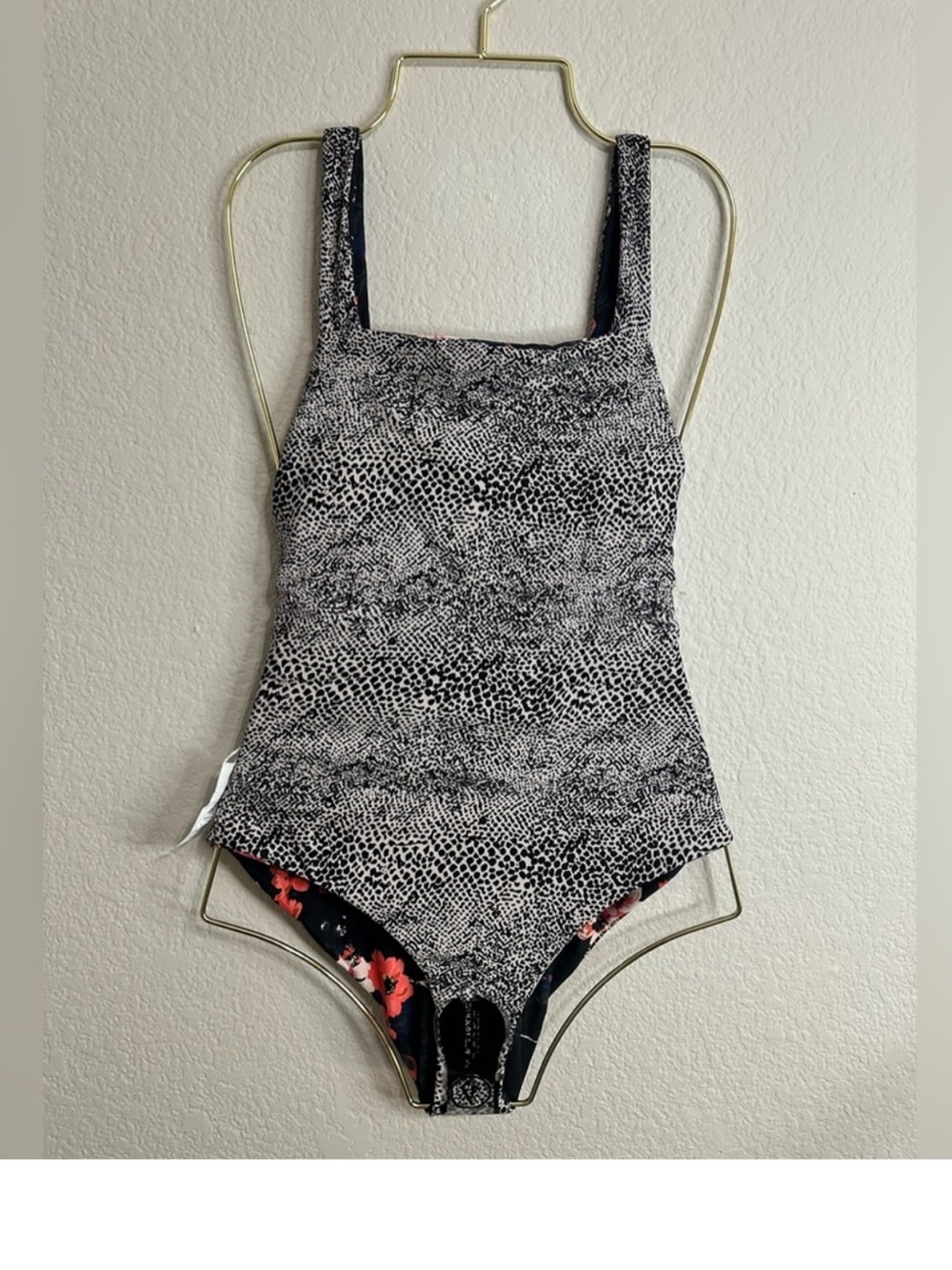 Volcom
NEW VOLCOM REVERSIBLE LEAF IT BE ONE-PIECE SWIMSUIT -
BLACK - Picture 9 of 13